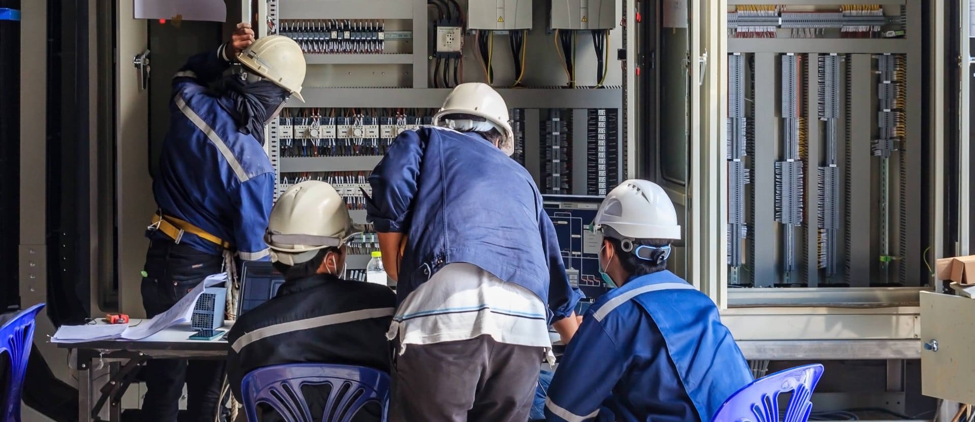 Teknisi Dokter Panel by Moesco Karya Elektrindo melakukan pengecekan panel listrik